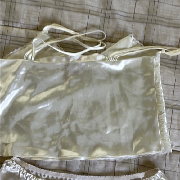 Elegant Lace Sleepwear Set in Cream - Picture 3 of 7